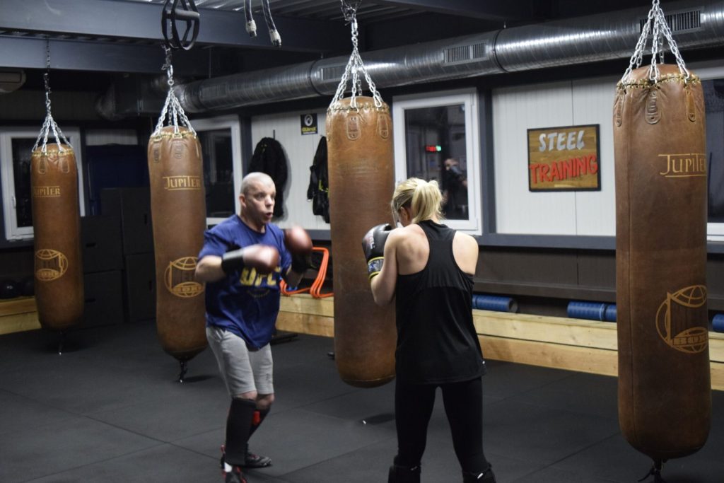 Cours de boxe dans la salle Steel Training à Marines (Val-d'Oise)